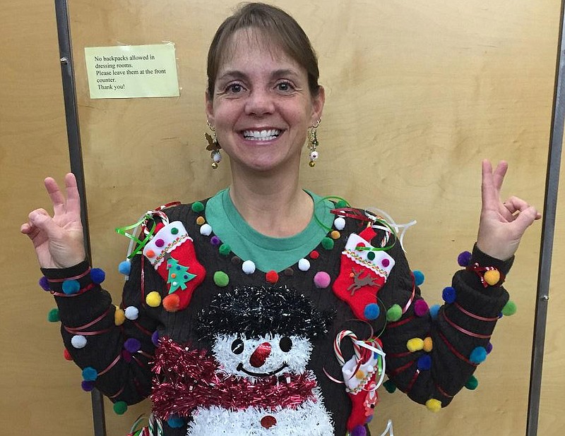 Warm and ‘Ugly’ sweater contest held Christmas Eve | Hood River News