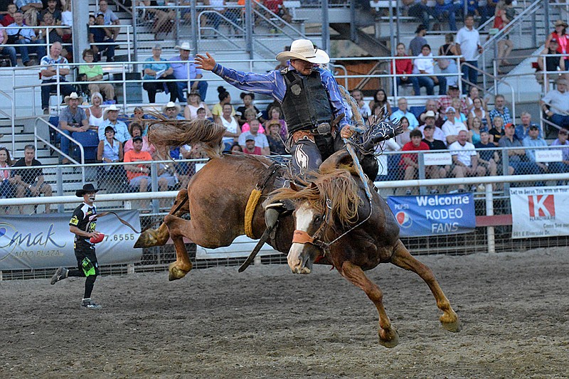 Cowboys score well on rough stock at Omak Stampede Rodeo | Omak ...